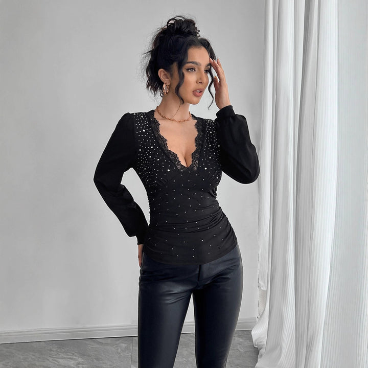 Damen nan tailliertes Langarm-Shirt mit tiefem Spitzen-Dekolleté, Raffung und Kristallbesatz Drune