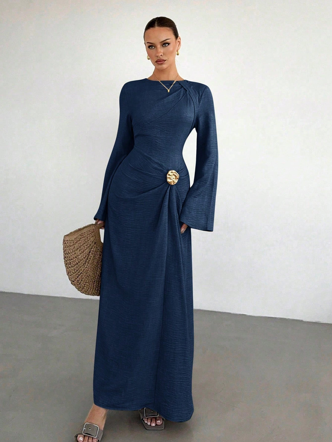 Damen Maxikleid mit Drapierter Taille, langen Glockenärmeln und Zierbrosche Drune