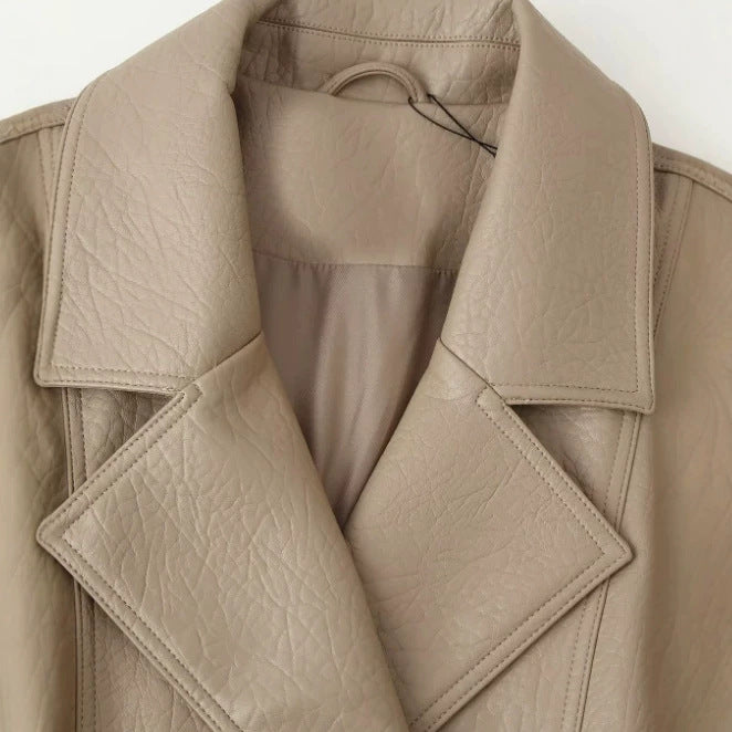 Damen Kurzblouson aus Kunstleder mit zweireihiger Knopfleiste, breitem Revers und gerafftem Bund Drune
