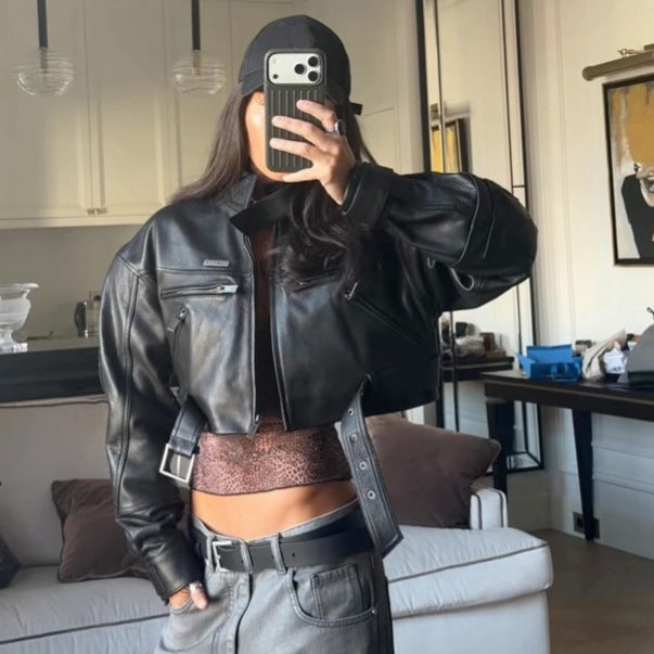 Damen Cropped Boxy-Bikerjacke aus veganem Leder mit hohem Stehkragen, Reißverschlusstaschen & Schnallen-Detail Drune