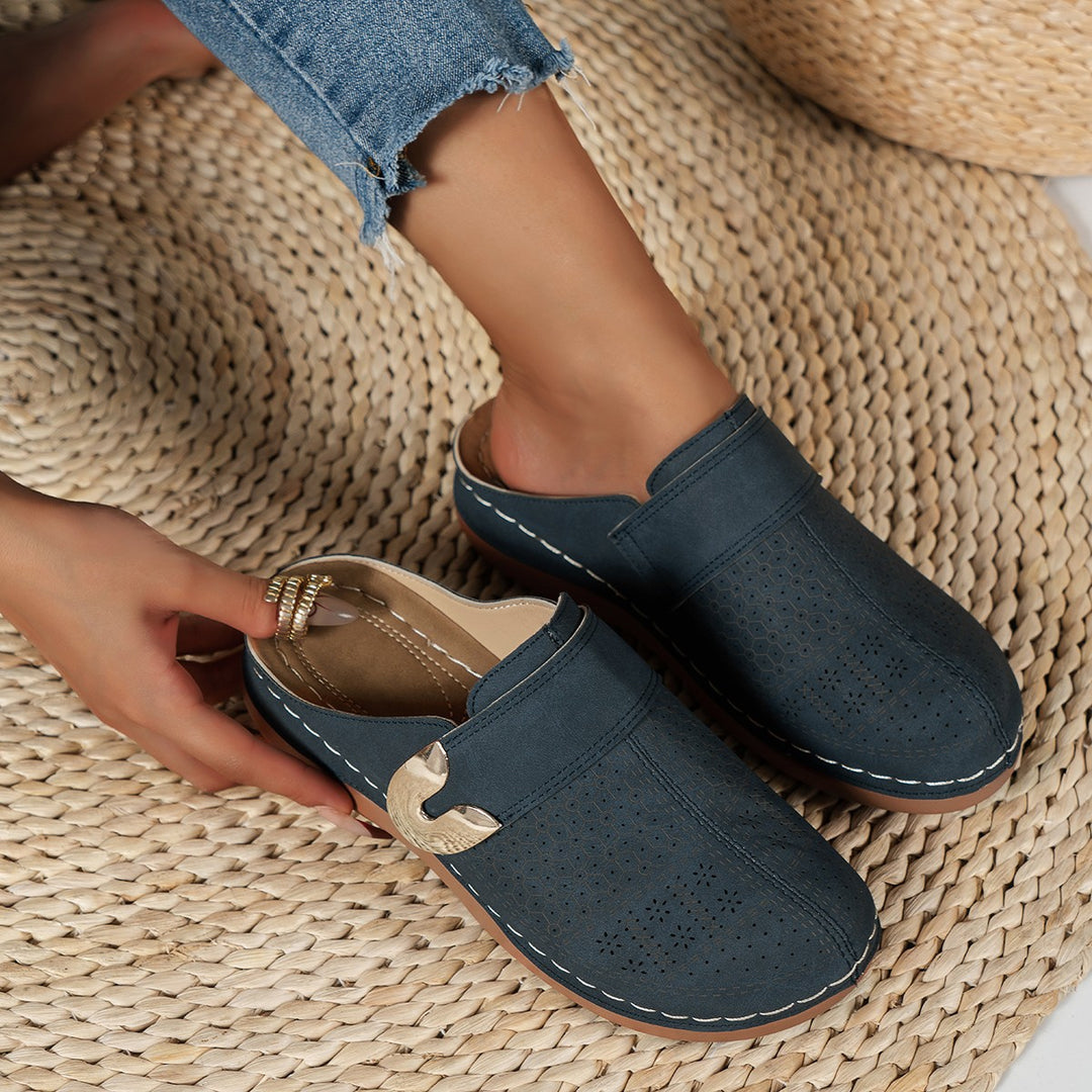 Damen Bequeme Slipper‑Pantoletten mit verstellbarem Schnallenriemen und dekorativer Perforation Drune