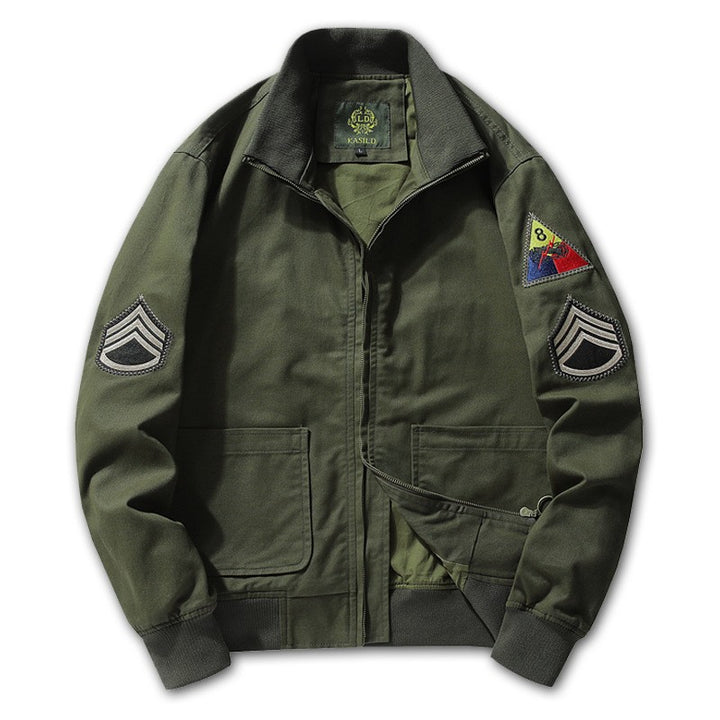 Herren  militärisch inspirierte Bomberjacke mit aufgesetzten Patches, verdecktem Reißverschluss und elastischen Bündchen Drune