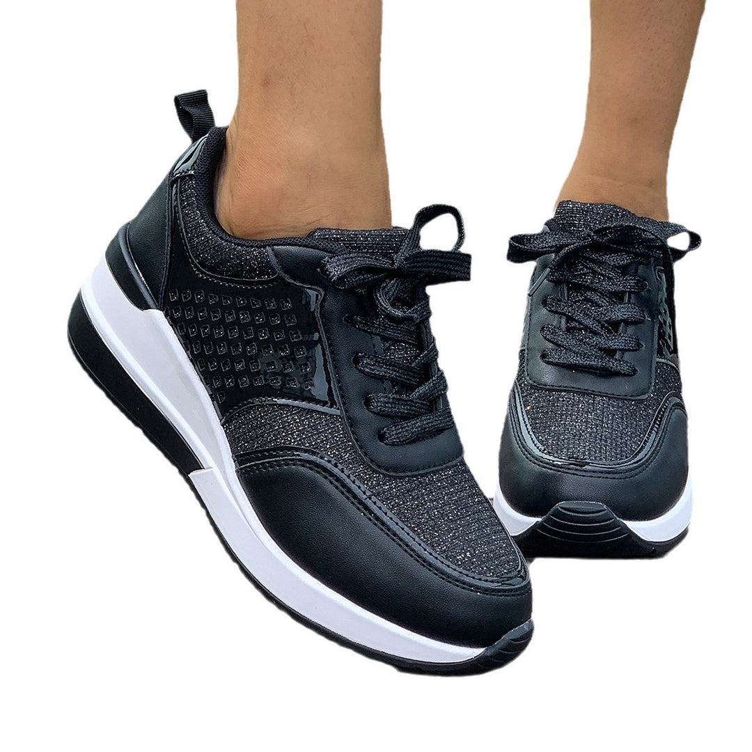 Damen stylische Keil-Sneaker mit metallischer Optik großflächigen Ziersteinen und gepolstertem Komfortfußbett Drune