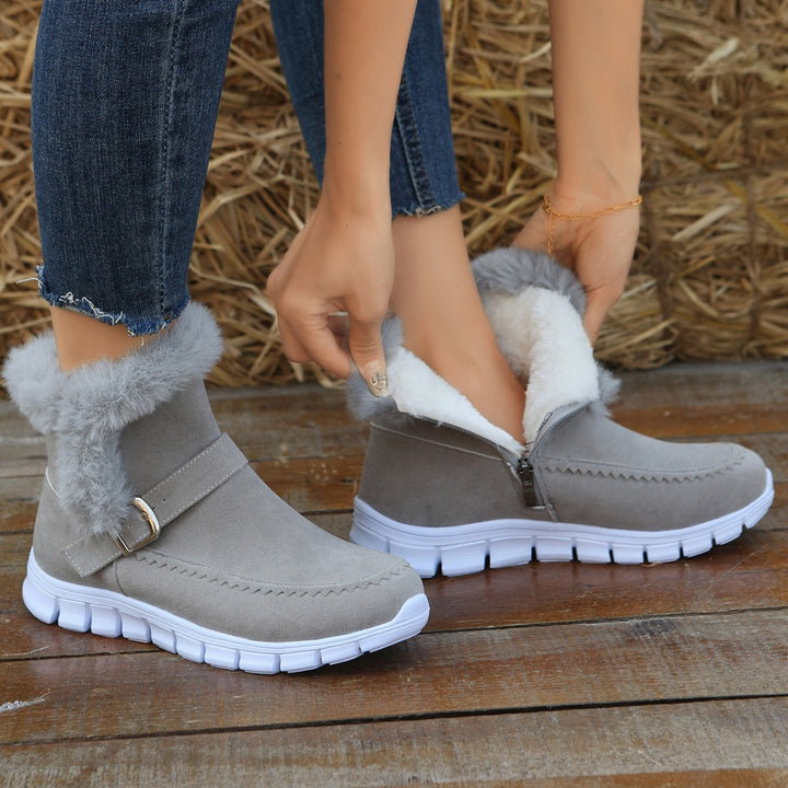 Damen nan gefütterte Kurzstiefel mit Kunstfellbesatz, Velourslederoptik, seitlichem Reißverschluss, dekorativer Metallschnalle und profilierter Lightweight-Sohle Drune