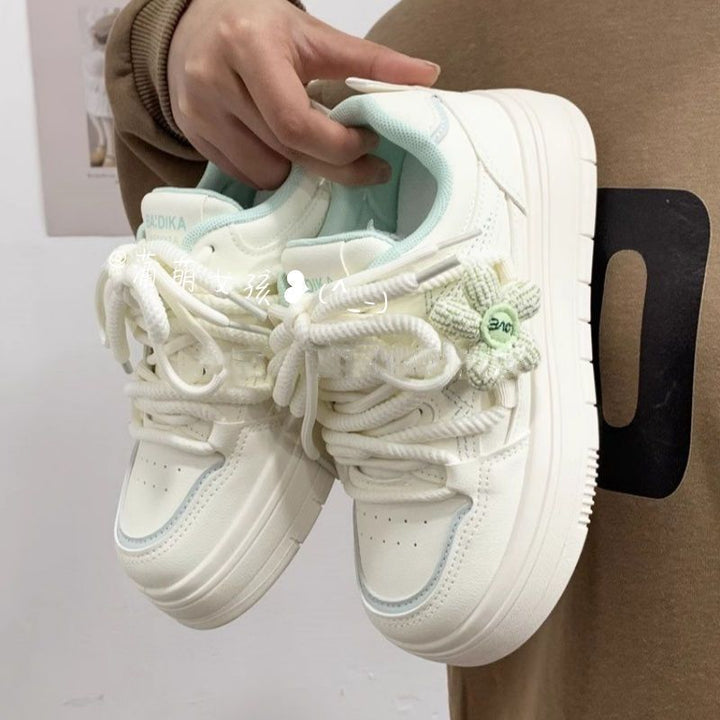 Damen Sneakers mit floralem Anhänger und komfortabler Sohle Drune