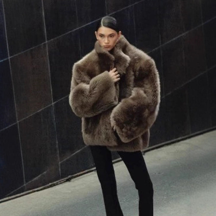 Damen Kurzmantel aus luxuriösem Kunstpelz mit voluminösem Schalkragen und kastiger Silhouette Drune