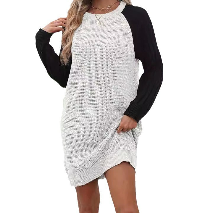 Damen Strickkleid mit kontrastierenden Ärmelstrukturen und lässigem Schnitt Drune