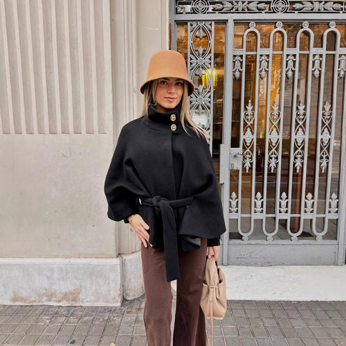 Damen Kurzes Cape‑Mantel mit Stehkragen, Taillengürtel und Zierknöpfen Drune