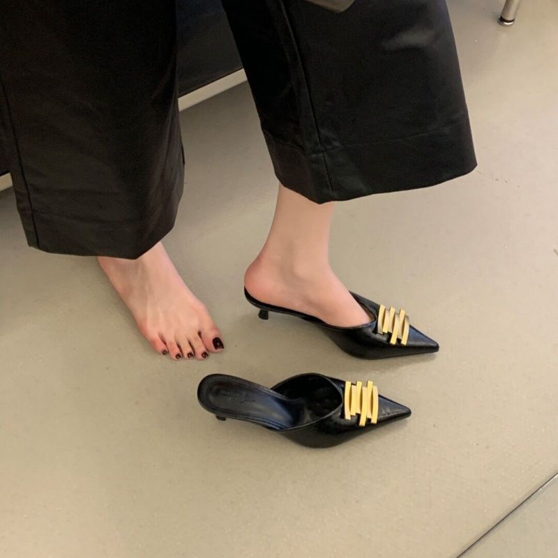 Damen Spitz zulaufende Lederoptik-Mules mit skulpturiertem Kitten‑Heel und goldener Wellenapplikation Drune