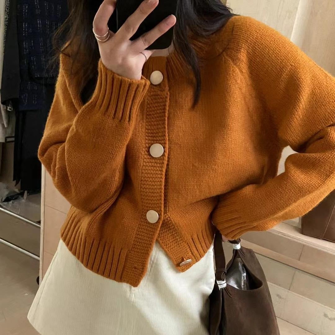 Damen Strickjacke mit Rundhalsausschnitt und dekorativen Knöpfen Drune