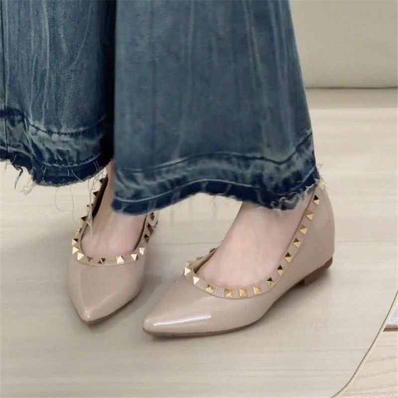 Damen Flache spitz zulaufende Lack-Ballerinas mit gepolstertem Komfortfußbett und Nietenblende Drune