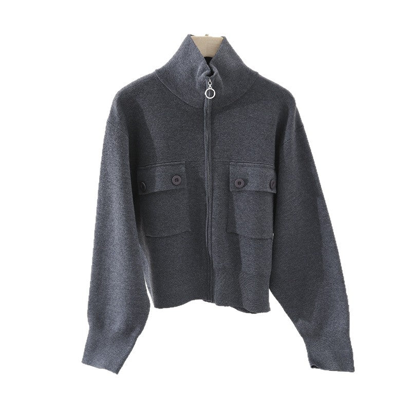 Damen Kurze strukturierte Strickjacke mit Stehkragen, Metallreißverschluss & Brusttaschen Drune
