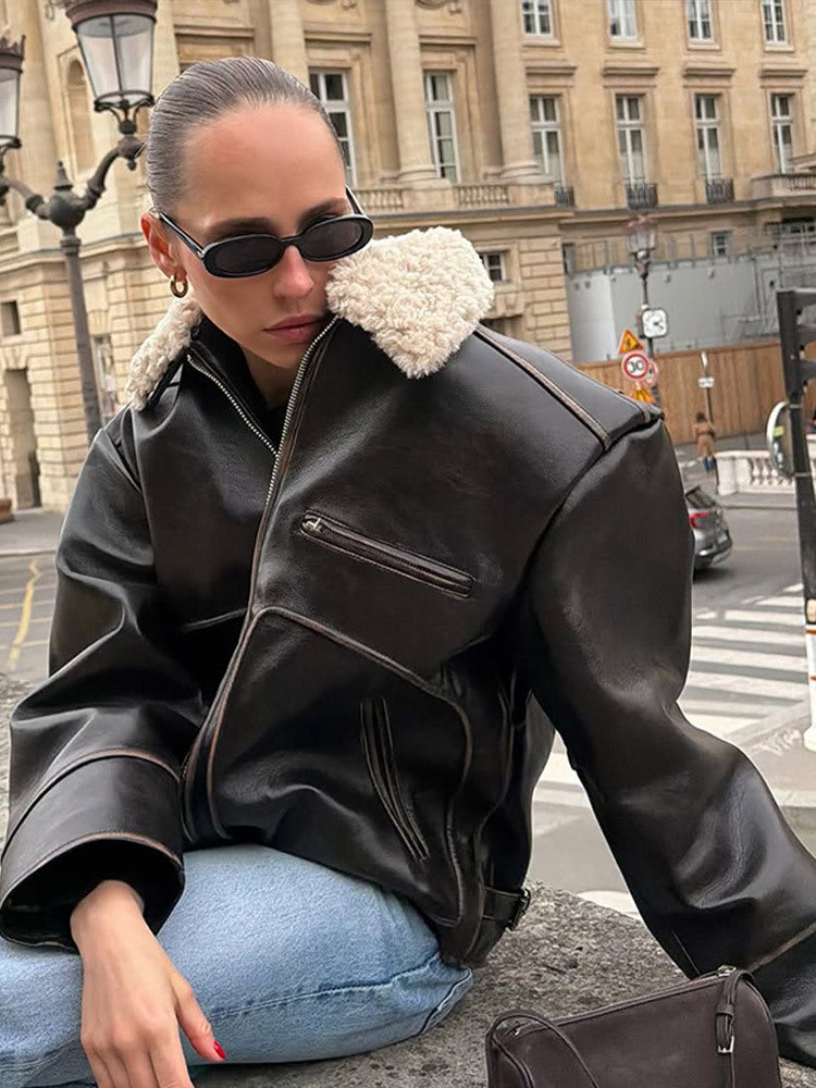 Damen Kurz geschnittene Lederimitat‑Fliegerjacke mit voluminösem Teddy‑Schalkragen und markanten Ziernähten Drune