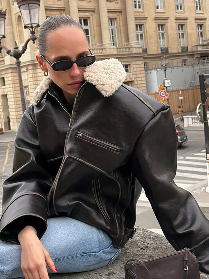 Damen Kurz geschnittene Lederimitat‑Fliegerjacke mit voluminösem Teddy‑Schalkragen und markanten Ziernähten Drune