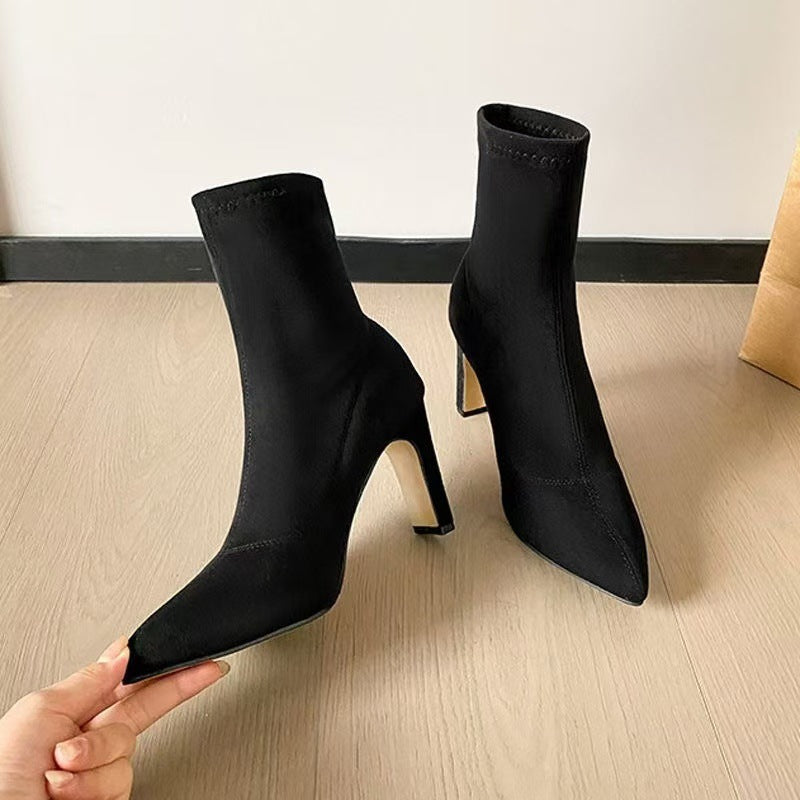 Damen Sock-Stiefelette aus Stretchvelours mit spitzer Zehenpartie und skulpturellem Blockabsatz Drune