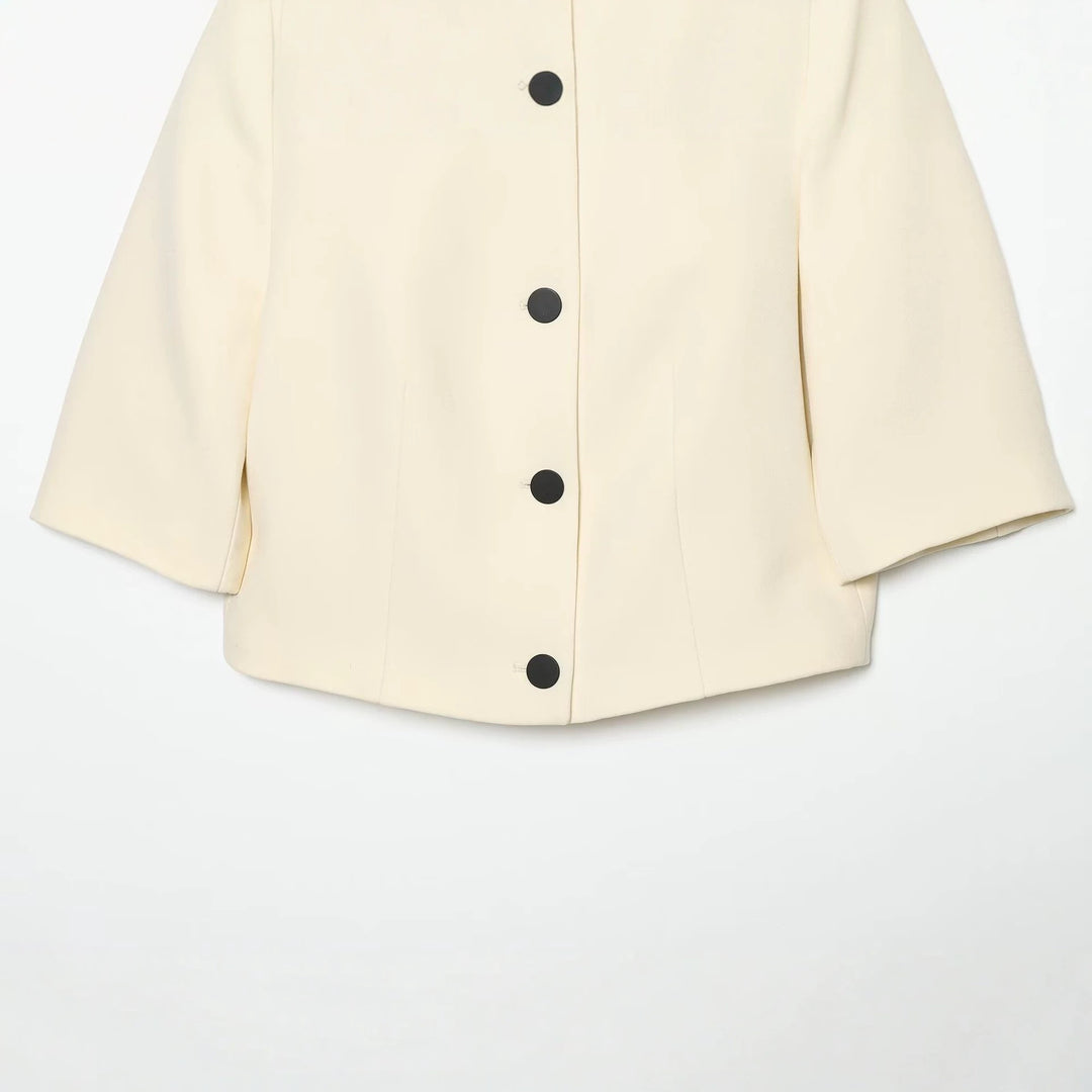 Damen Kurzjacke mit Rundhalsausschnitt, kastiger Silhouette und großen Zierknöpfen Drune