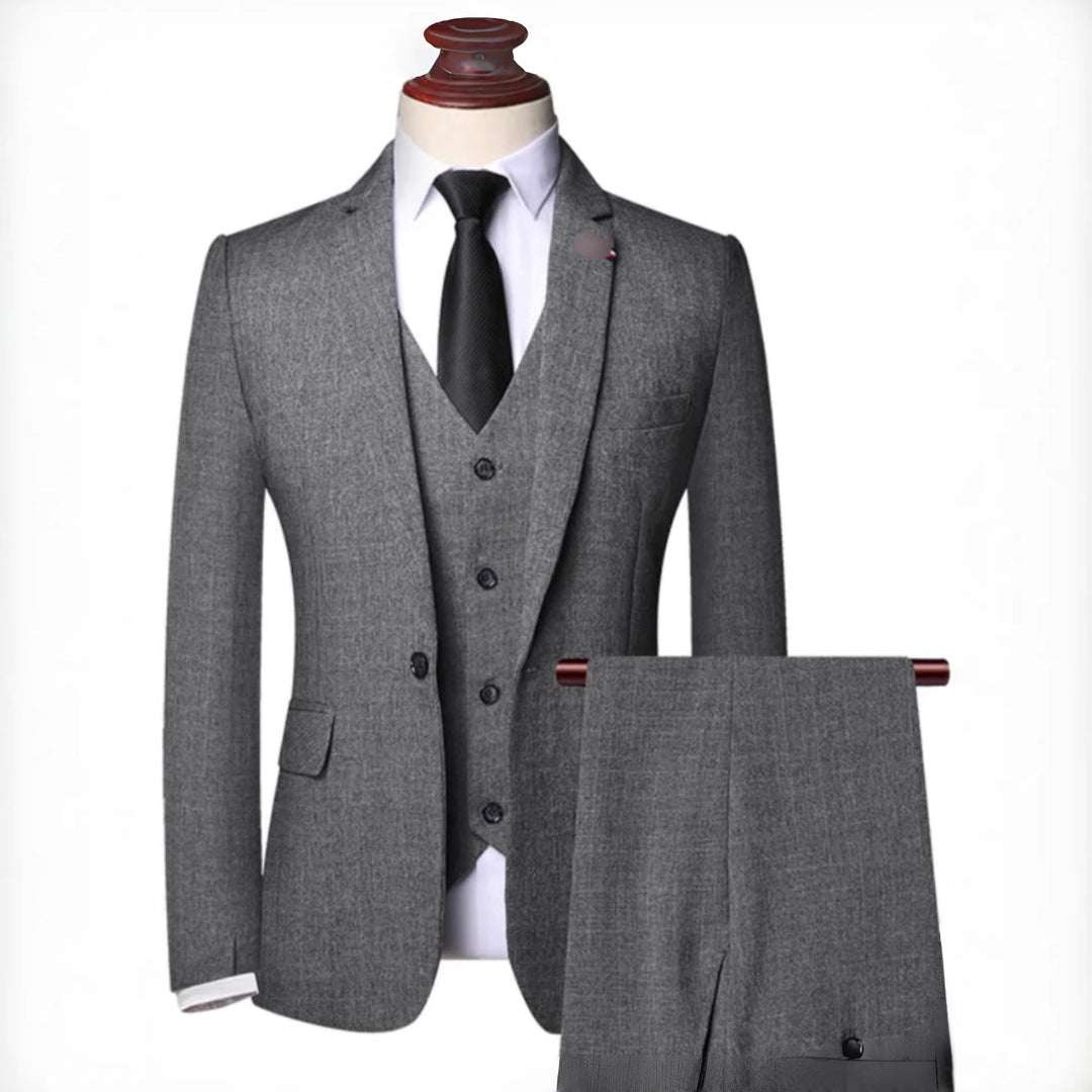 Herren Eleganter Anzug mit Weste und Anstecknadel