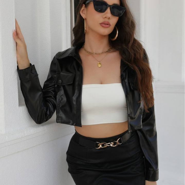 Damen Kurze Kunstlederjacke mit Hemdkragen und Druckknopfleiste Drune