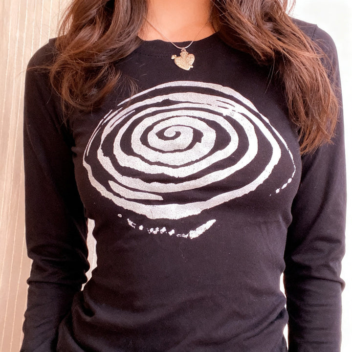Damen Enganliegendes Langarmshirt mit künstlerischem Spiraldruck Drune