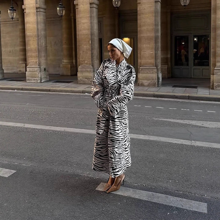 Damen Maxilanger Trenchcoat im Animal-Print mit voluminösem Schalkragen, bindegürtel und kastiger Silhouette Drune