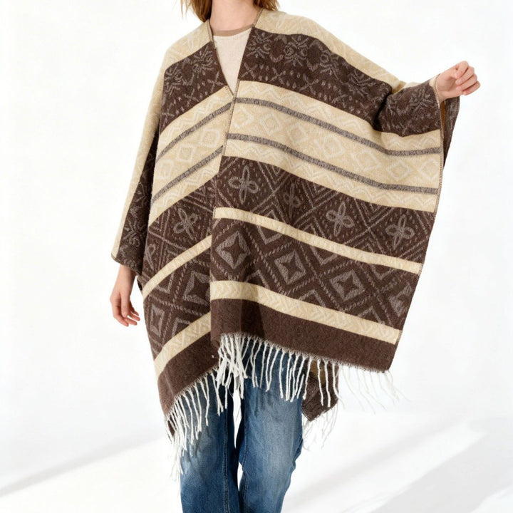 Damen Oversize-Cape mit eingewebtem Diamant-Jacquard, V‑Ausschnitt und Fransensaum Drune