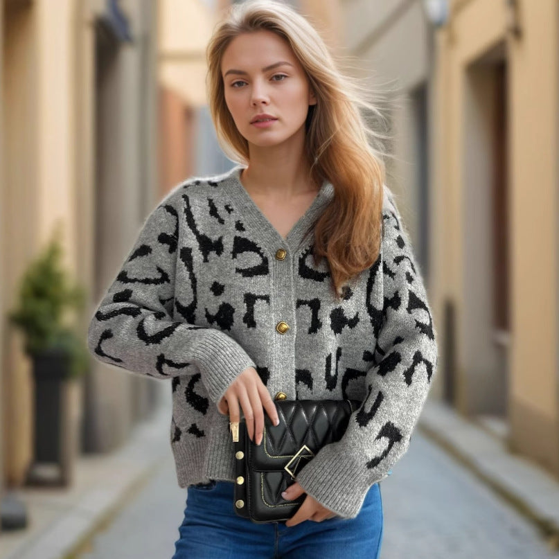 Damen modische Strickjacke mit animalischem Muster und goldenen Knöpfen Drune