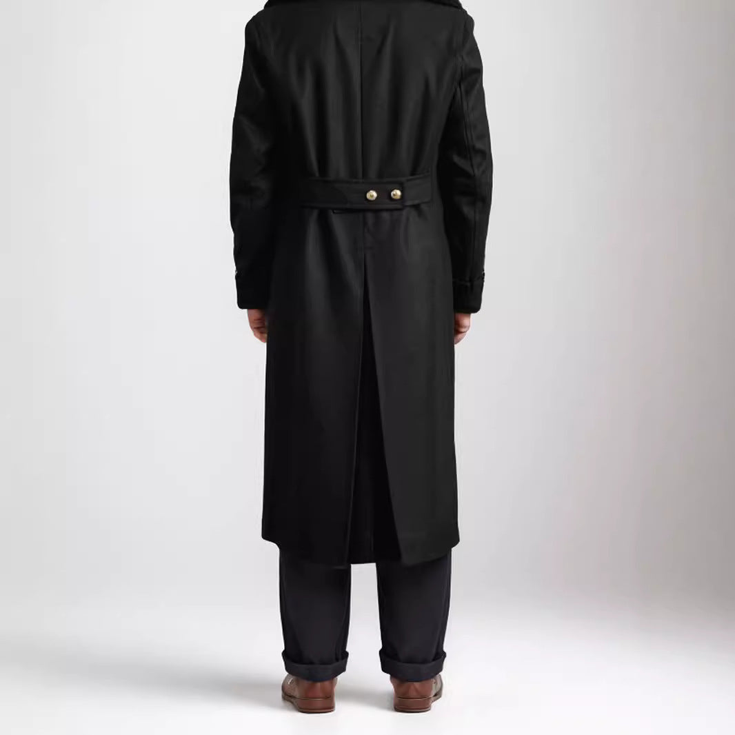 Herren Longline-Mantel im Military‑Look mit breitem Schalkragen und markanten Zierknöpfen Drune