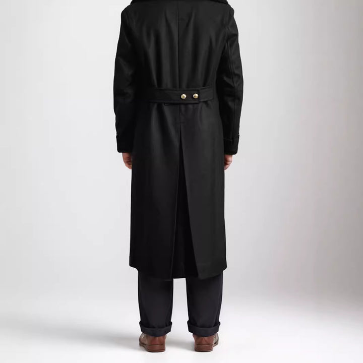 Herren Longline-Mantel im Military‑Look mit breitem Schalkragen und markanten Zierknöpfen Drune