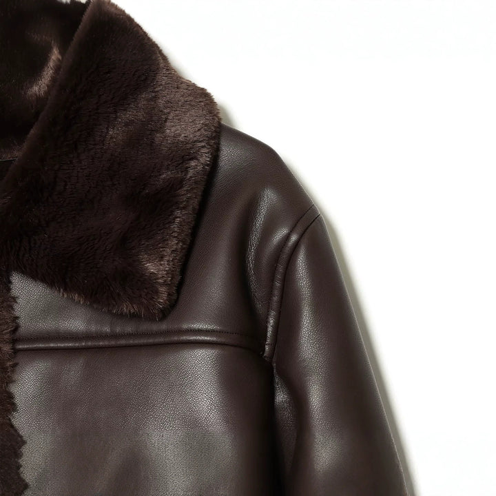 Damen Kurzjacke in Lammfell‑Optik mit Pelzkragen, aufgesetzten Taschen und Knopfleiste Drune