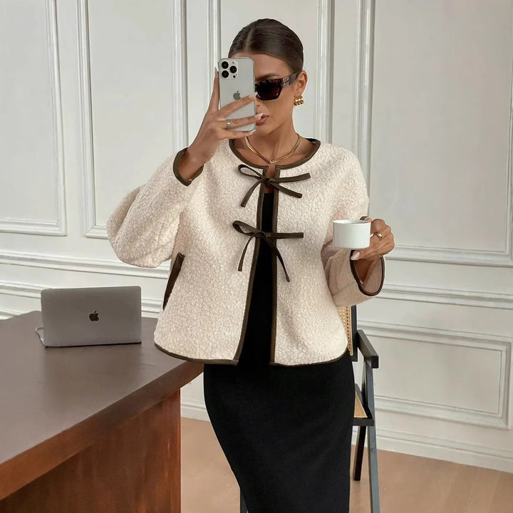 Damen Kurz geschnittene Teddyjacke mit Bindebändern und Kontrastpaspel Drune