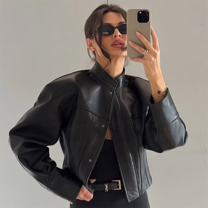 Damen Kurz geschnittene Kunstlederjacke im Boxy‑Schnitt mit Stehkragen, Wiener Nähten und extralangen Manschetten Drune
