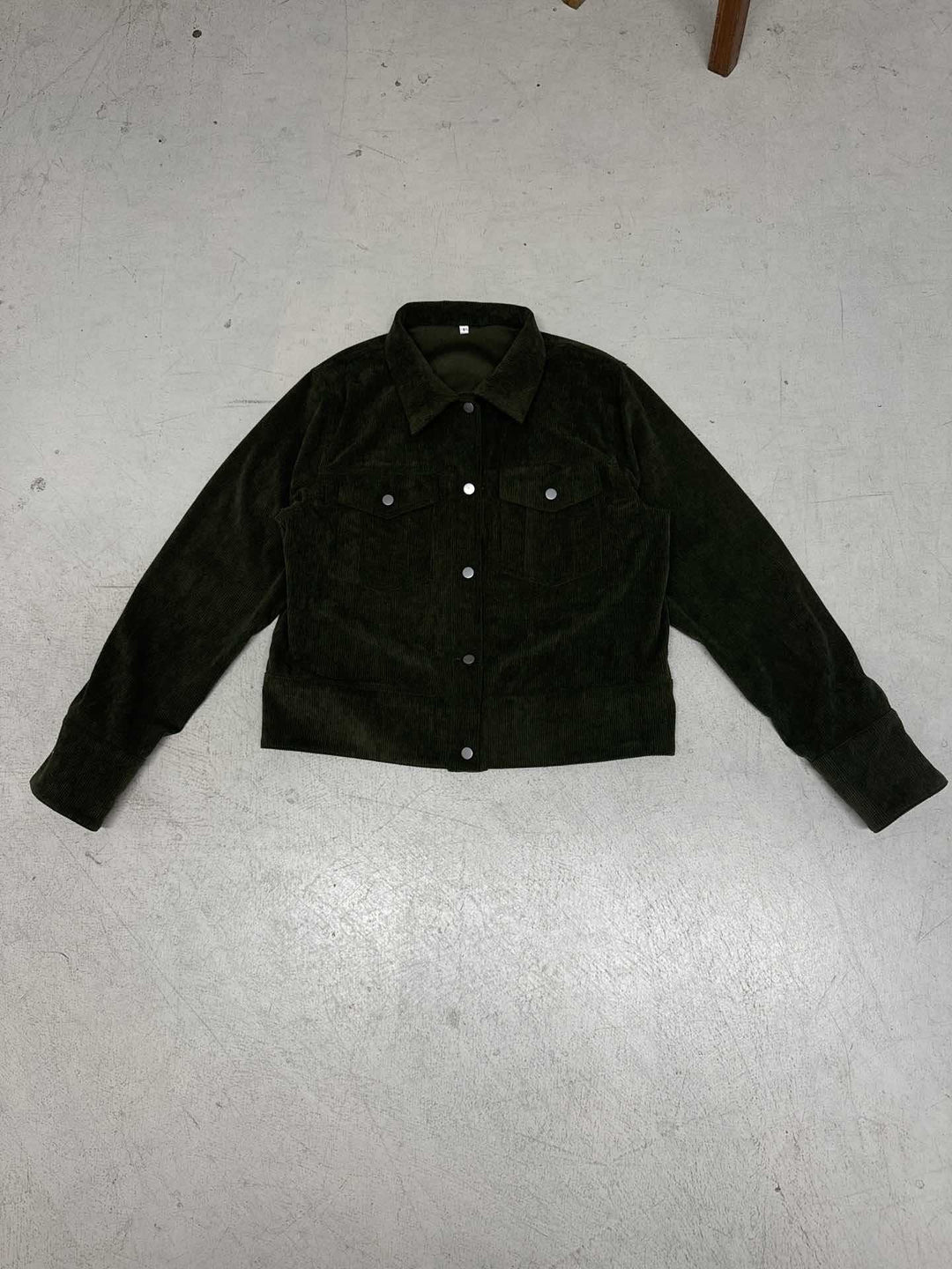 Damen Kurzgeschnittene Cord-Truckerjacke mit Druckknöpfen und aufgesetzten Brusttaschen Drune