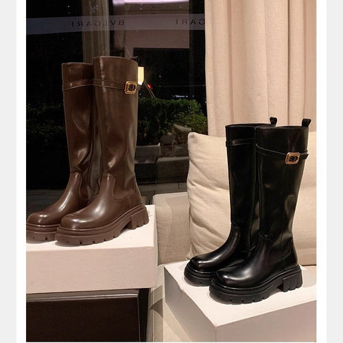 Damen Kniestiefel mit profilierter Lug‑Sohle und dekorativem Schnallenriemen Drune