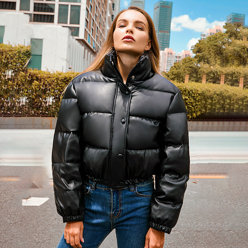 Damen nan kurze taillierte Steppjacke aus veganem Leder mit hohem Stehkragen und elastischem Saum Drune