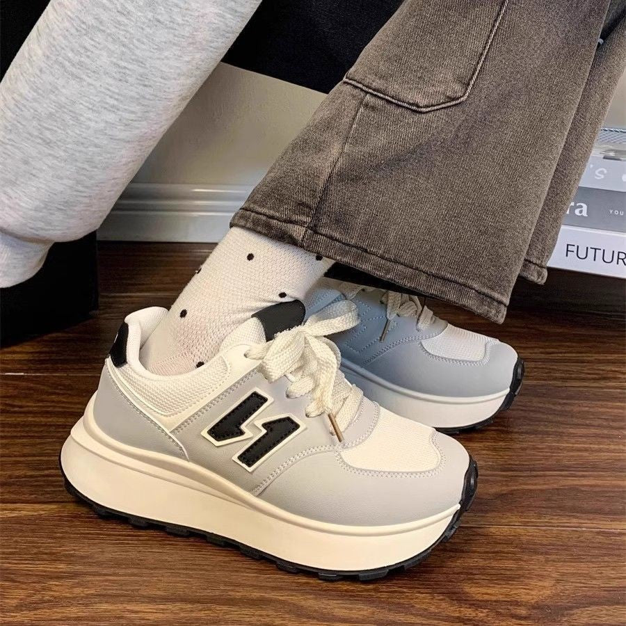 Damen Plateausneaker im Retro-Citystil mit skulpturierter Wedgesohle und atmungsaktiver Netzstruktur Drune