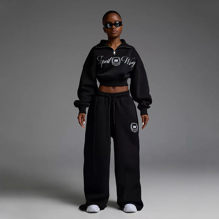 Damen gekürztes Halfzip-Sweatshirt mit Collegestickerei und weit geschnittene High‑Waist Lounge-Jogginghose Drune