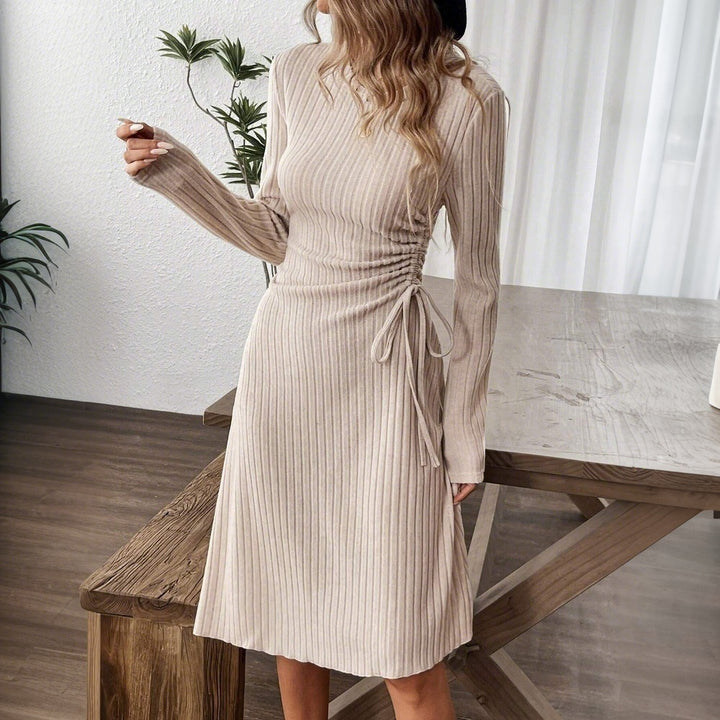 Damen geripptes Midikleid mit seitlicher Tunnelzugraffung taillierter Passform und eingesetztem Rundhals Drune