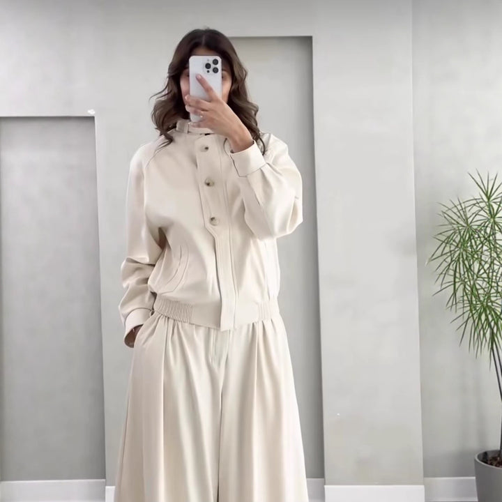 Damen Kurz geschnittene Blousonjacke aus softem Scuba‑Stoff mit Stehkragen und Zierknopfleiste Drune