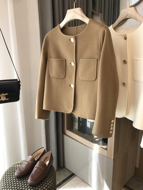 Damen Kurzblazer aus Wollmix mit Rundhalsausschnitt, Pattentaschen und goldenen Zierknöpfen Drune