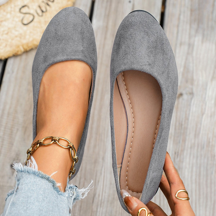 Damen  minimalistische Samt-Ballerina mit dekorativer Fußkette und ergonomischem Komfortfußbett Drune