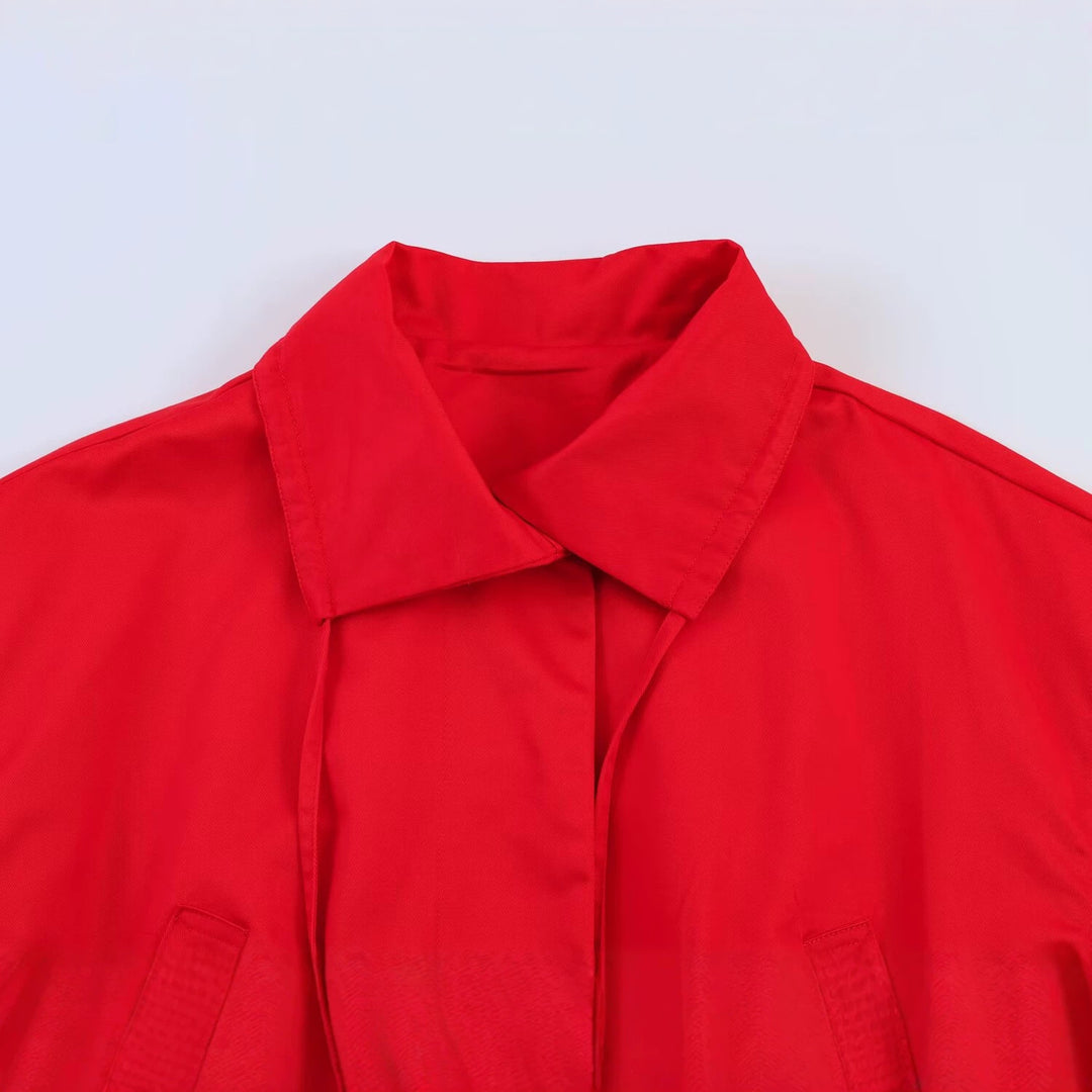 Damen Kurzblouson mit Taillengürtel, großem Hemdkragen und Kordelzug Drune
