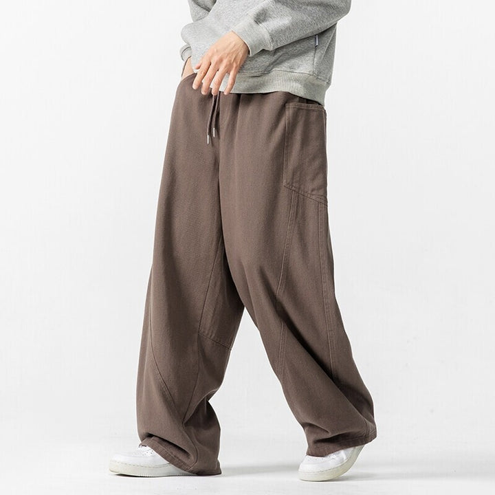 Herren Weite Loungehose mit Tunnelzug, aufgesetzten Taschen und markanten Panelnähten Drune