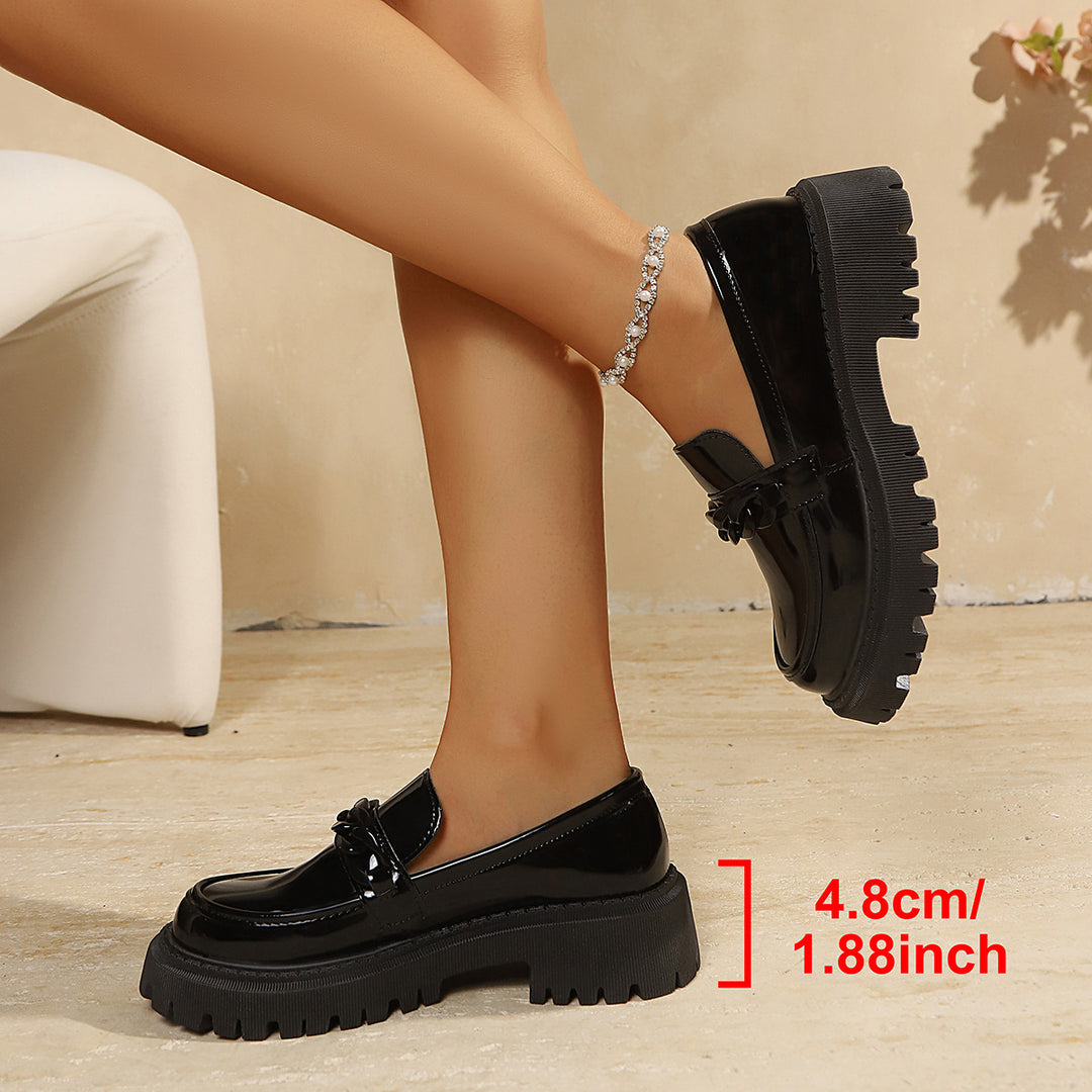 Damen Klobige Lack‑Loafer mit grober Profilsohle und Kettenverzierung Drune