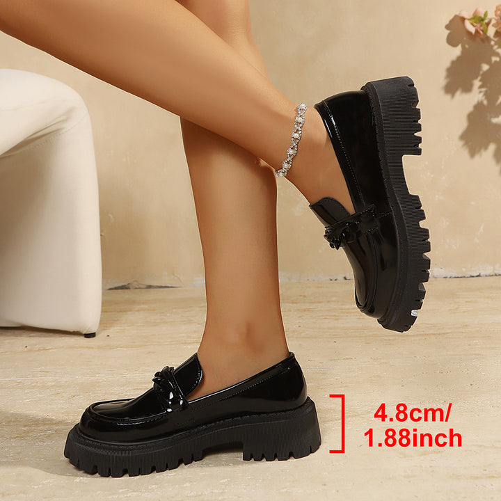 Damen Klobige Lack‑Loafer mit grober Profilsohle und Kettenverzierung Drune