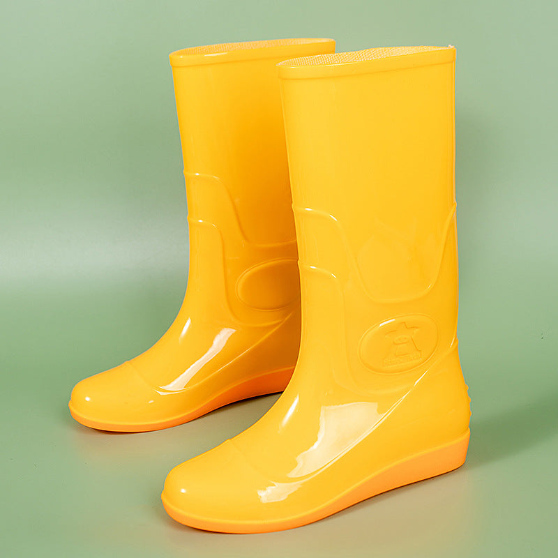 Damen Glänzende mittelhohe Regenstiefel aus PVC mit leichtem Keilabsatz Drune