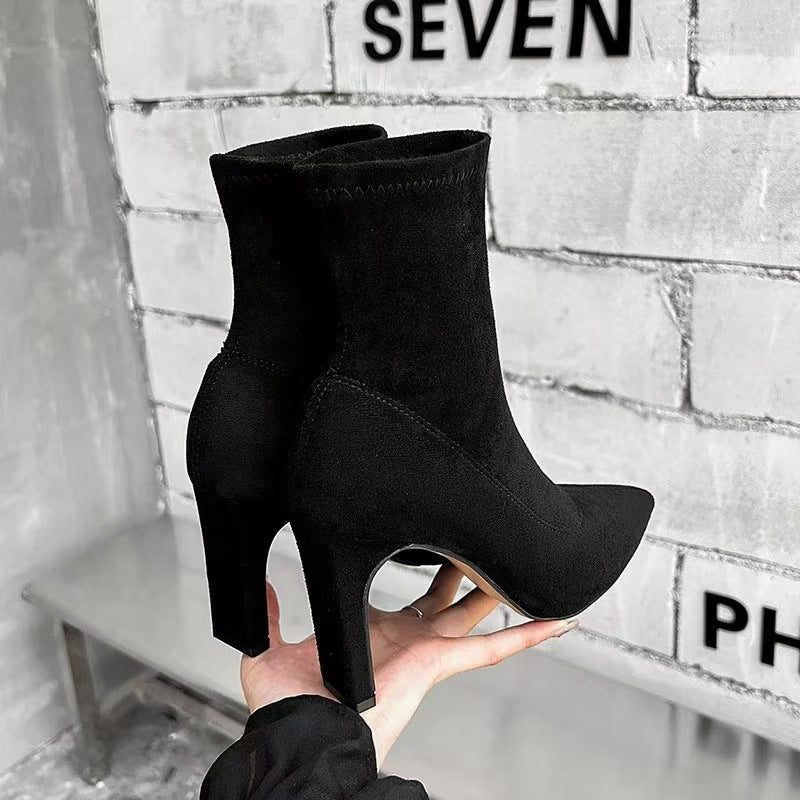 Damen Sock-Stiefelette aus Stretchvelours mit spitzer Zehenpartie und skulpturellem Blockabsatz Drune