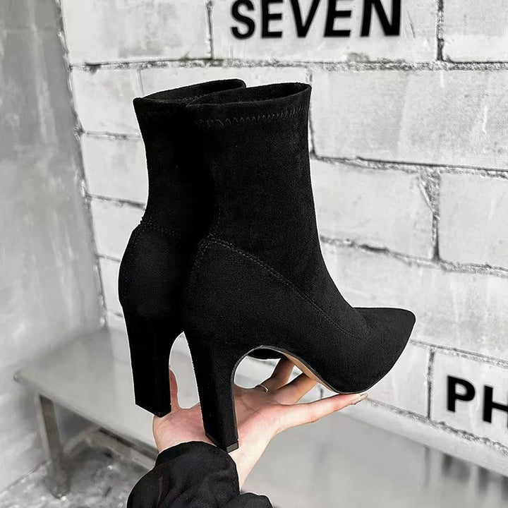 Damen Sock-Stiefelette aus Stretchvelours mit spitzer Zehenpartie und skulpturellem Blockabsatz Drune