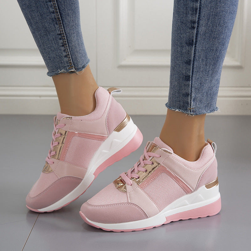 Damen Keil-Sneaker mit perforiertem Obermaterial, gepolstertem Fußbett und dezentem Metallic-Detail Drune