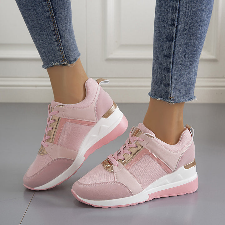 Damen Keil-Sneaker mit perforiertem Obermaterial, gepolstertem Fußbett und dezentem Metallic-Detail Drune