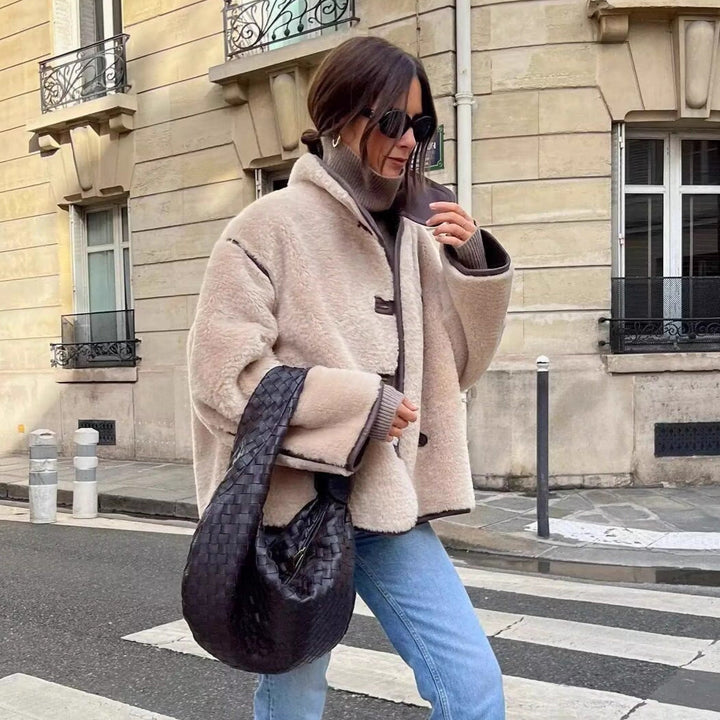 Damen Kurz geschnittener Oversize Teddy-Mantel mit Stehkragen und Kontrastpaspeln Drune